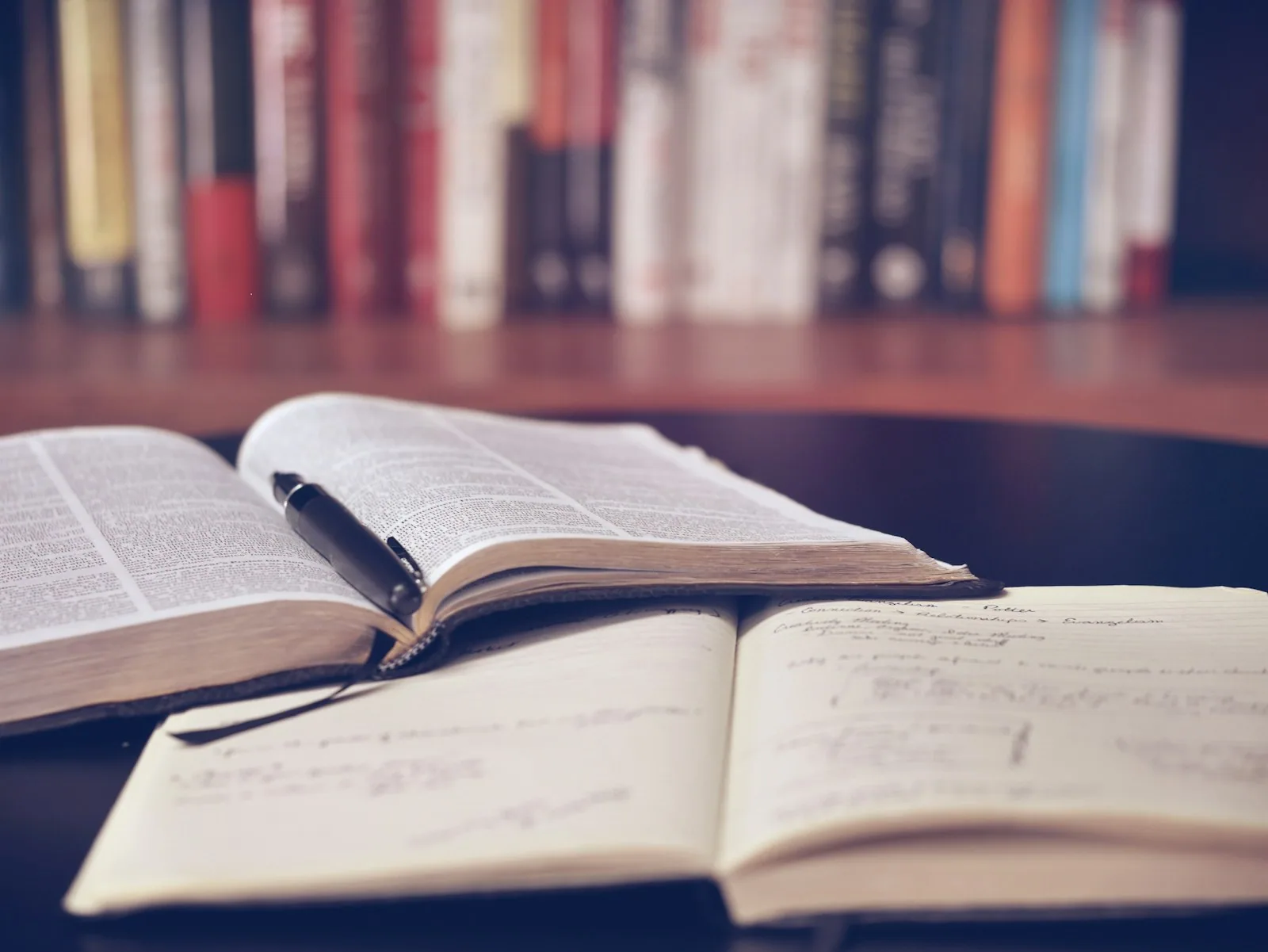 Studente che legge un libro e prende appunti per trasformare un capitolo in una struttura di studio