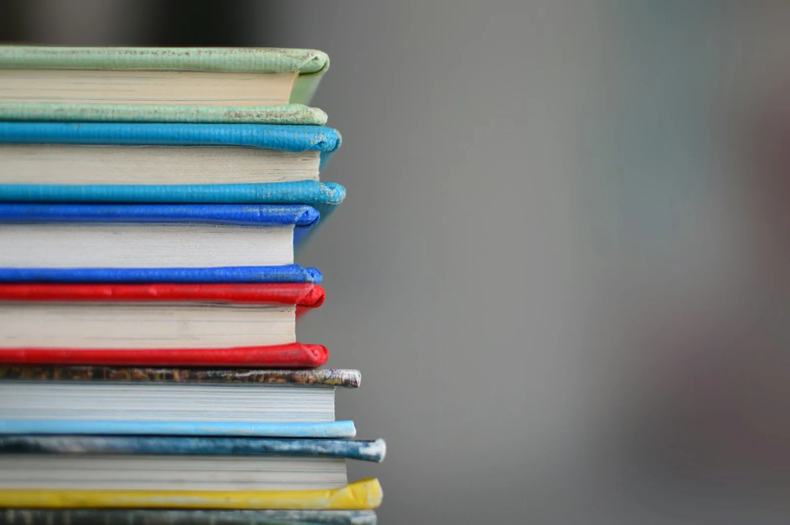 Libri e materiali di studio ordinati su un tavolo, immagine legata all'organizzazione del carico cognitivo