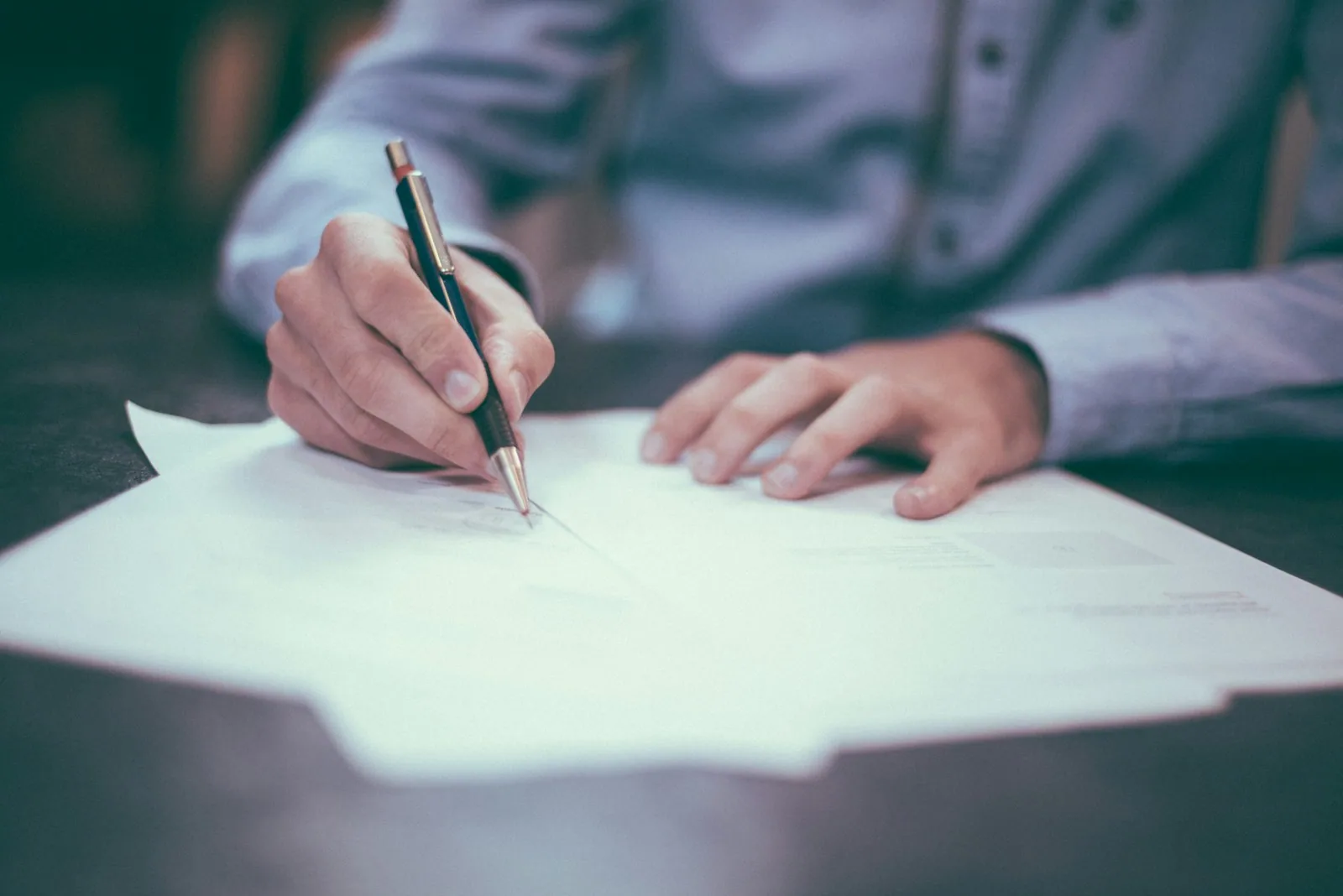 Quaderno e documenti annotati, esempio di lavoro scolastico su cui dare feedback concreto