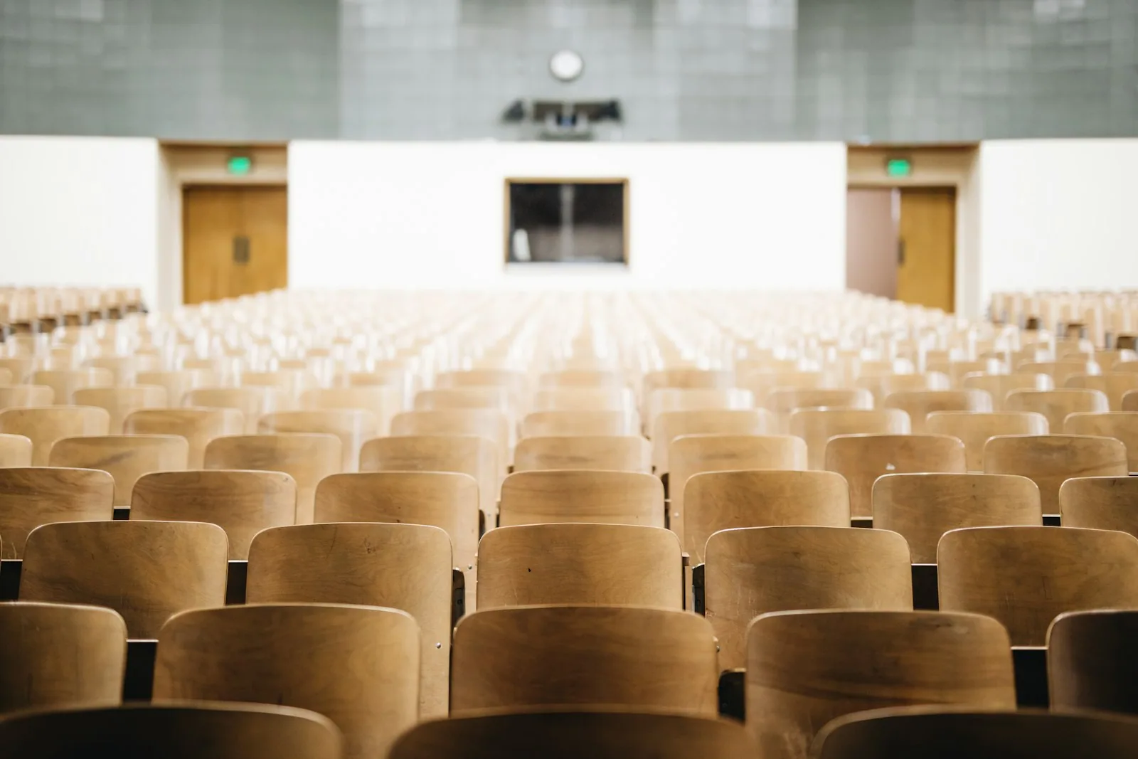 Studenti che lavorano su libri e materiali scolastici, esempio di attività guidata per lingue straniere