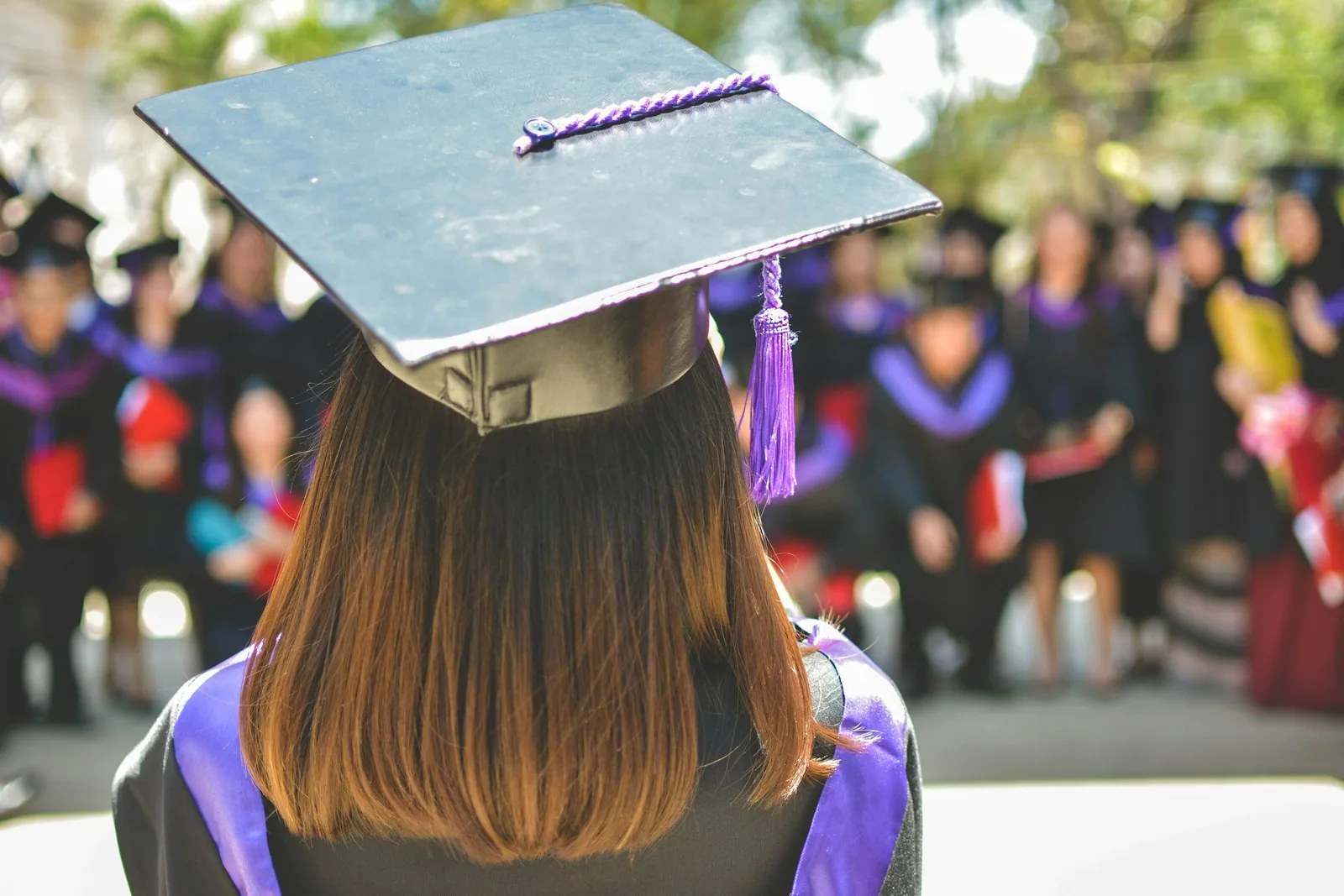 Studenti seduti insieme durante un'attività di classe, immagine legata a partecipazione e relazione